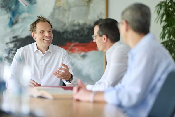 Kundenmeeting bei Blank & Wilhelm in moderner Besprechungsatmosphäre